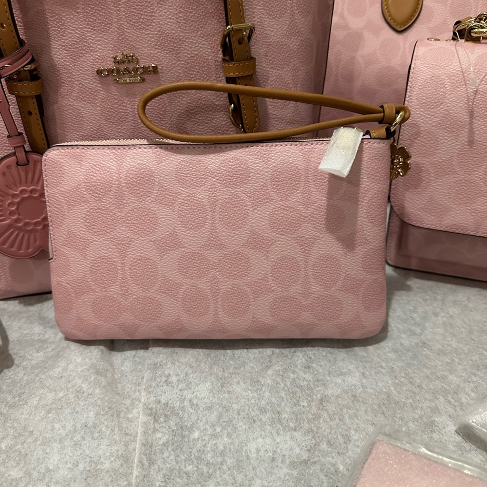 ๐ธ๐ธ๐ธ Coach Double Zip Wristlet In Signature Canvas With Charms Powder Pink - Picture 5 of 6
